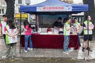 喜笑颜开！赛后队友和阿尔特塔拥抱拉姆斯代尔！